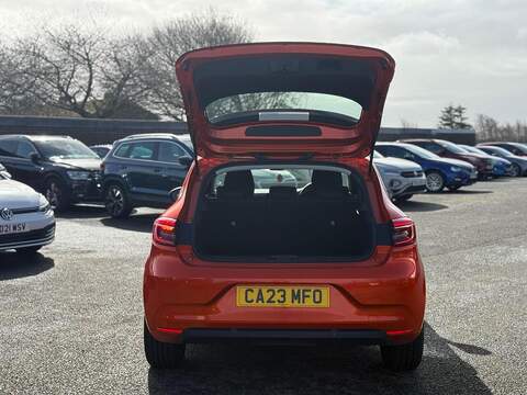 Renault Clio 1.6 E-TECH Evolution Auto Euro 6 (s/s) 5dr Hatchback 1.6 Automatic Petrol Hybrid - U80135
