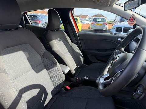 Renault Clio 1.6 E-TECH Evolution Auto Euro 6 (s/s) 5dr Hatchback 1.6 Automatic Petrol Hybrid - U80135