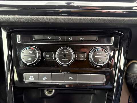 Volkswagen Touran 1.5 TSI EVO SEL MPV 5dr Petrol DSG Euro 6 (s/s) (150 ps) - U80158