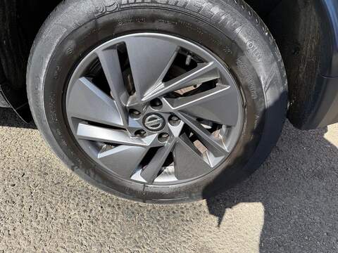 Nissan Qashqai 1.3 DIG-T MHEV Acenta Premium Euro 6 (s/s) 5dr SUV 1.3 Manual Petrol Hybrid - U80269