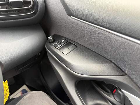 Toyota Yaris 1.5 VVT-h Icon E-CVT Euro 6 (s/s) 5dr - U80304