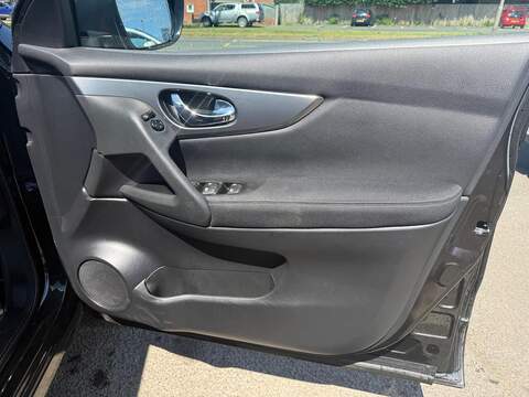 Nissan Qashqai 1.5 dCi N-Connecta SUV 5dr Diesel Manual Euro 6 (s/s) (110 ps) - U80434