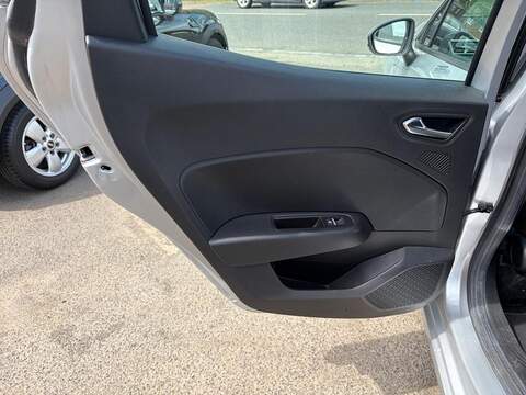 Renault Clio TCe Iconic Hatchback 1.0 Manual Petrol - U80436