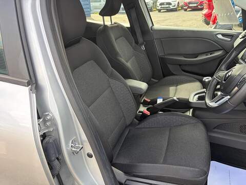 Renault Clio TCe Iconic Hatchback 1.0 Manual Petrol - U80436