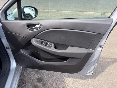 Renault Clio TCe Iconic Hatchback 1.0 Manual Petrol - U80436