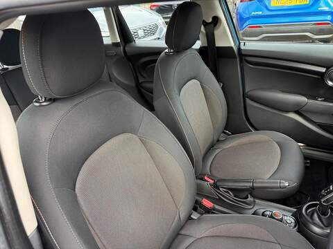 MINI Hatch Cooper Classic Hatchback 1.5 Automatic Petrol - U80572