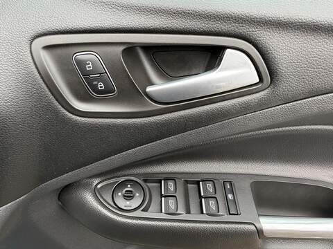 Ford Kuga 2.0 TDCi EcoBlue Zetec SUV 5dr Diesel Powershift AWD Euro 6 (s/s) (150 ps) - U80586