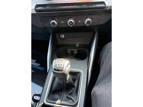 Audi Q2 1.5 TFSI CoD 35 S line Euro 6 (s/s) 5dr - U80639