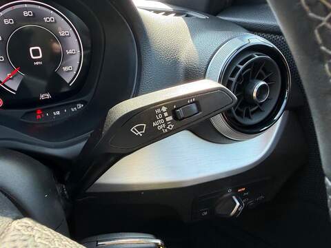 Audi Q2 1.5 TFSI CoD 35 S line Euro 6 (s/s) 5dr - U80639