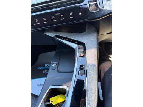 Peugeot E-3008 73kWh Allure Auto 5dr - U80731