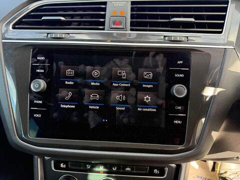 Volkswagen Tiguan 2.0 TDI SE SUV 5dr Diesel DSG Euro 6 (s/s) (150 ps SUV 2.0 Automatic Diesel - U80847