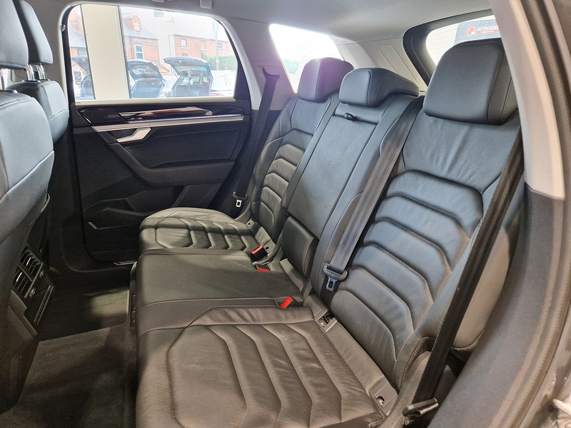 Volkswagen Touareg TDI V6 SEL - U11383