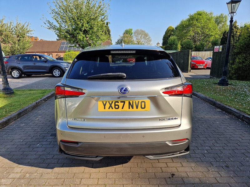 Lexus NX 300h Premier - U11519