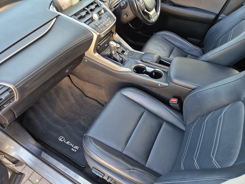Lexus NX 300h Premier - U11519