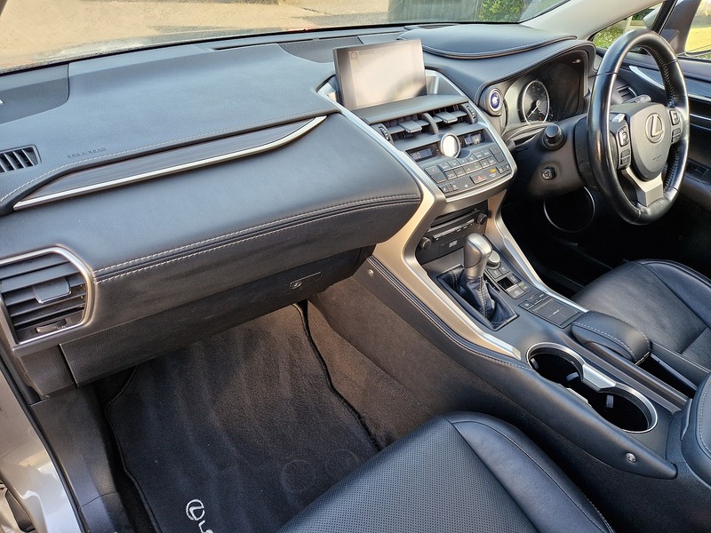 Lexus NX 300h Premier - U11519