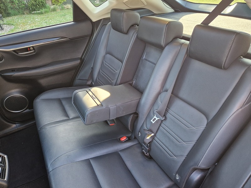 Lexus NX 300h Premier - U11519