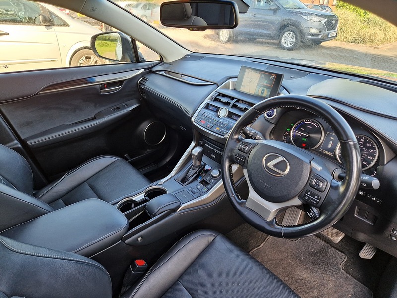 Lexus NX 300h Premier - U11519