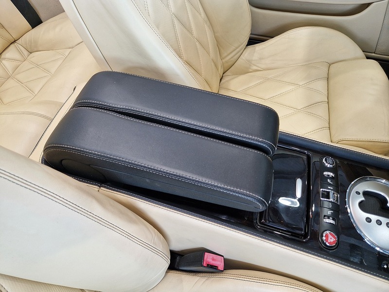 Bentley Continental W12 GTC - U11535