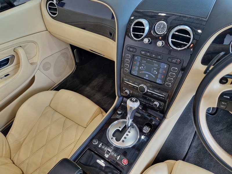 Bentley Continental W12 GTC - U11535