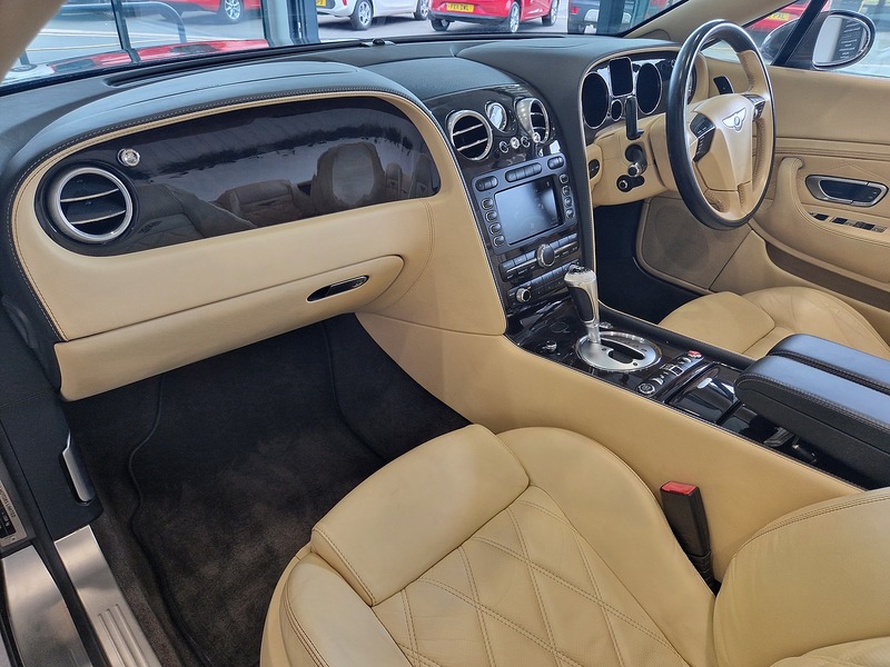 Bentley Continental W12 GTC - U11535