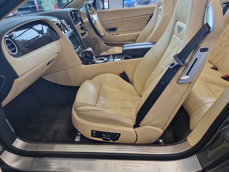 Bentley Continental W12 GTC - U11535