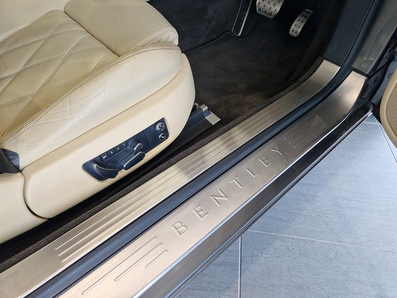 Bentley Continental W12 GTC - U11535