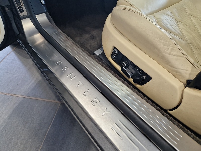 Bentley Continental W12 GTC - U11535