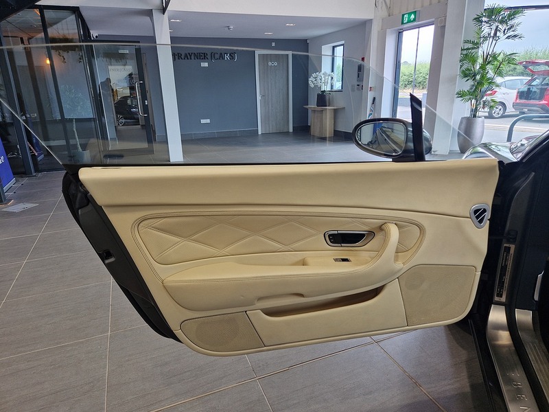 Bentley Continental W12 GTC - U11535