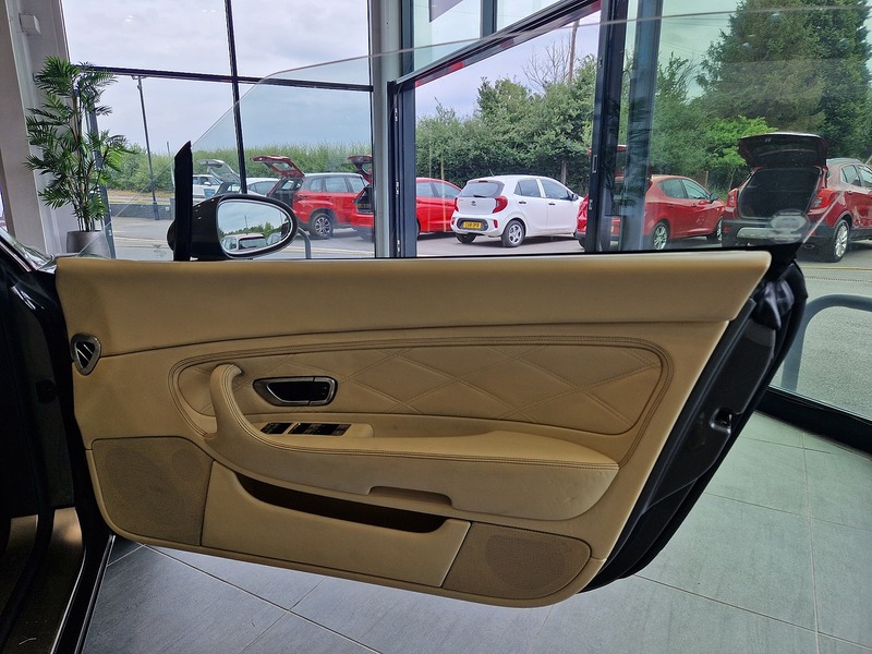 Bentley Continental W12 GTC - U11535