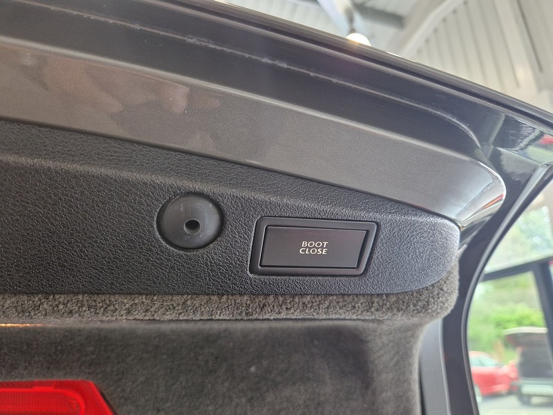 Bentley Continental W12 GTC - U11535