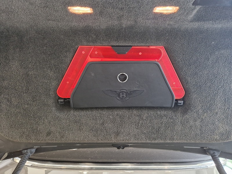 Bentley Continental W12 GTC - U11535