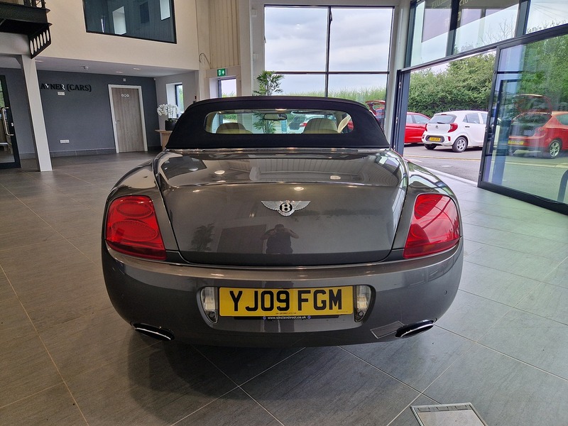 Bentley Continental W12 GTC - U11535