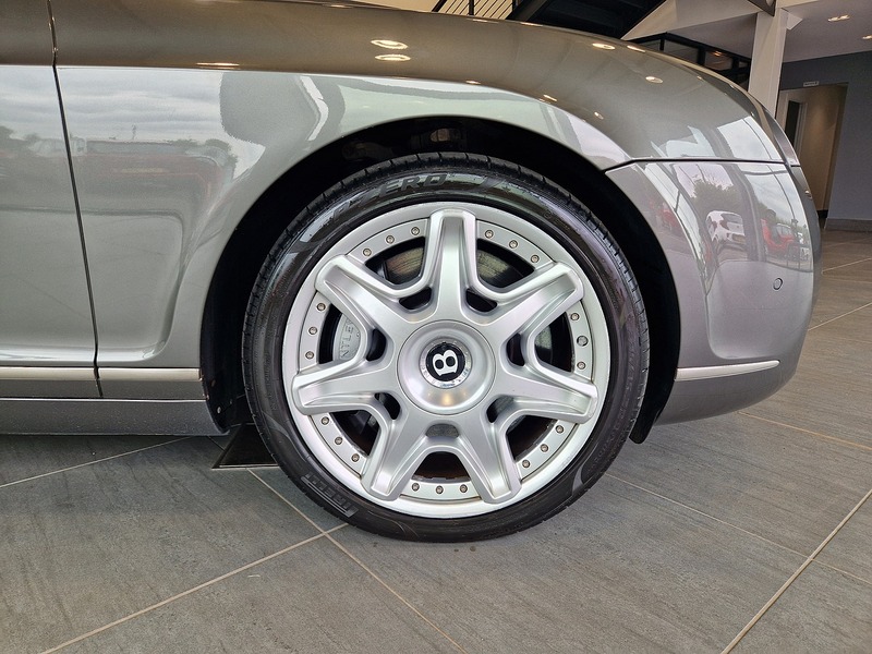 Bentley Continental W12 GTC - U11535