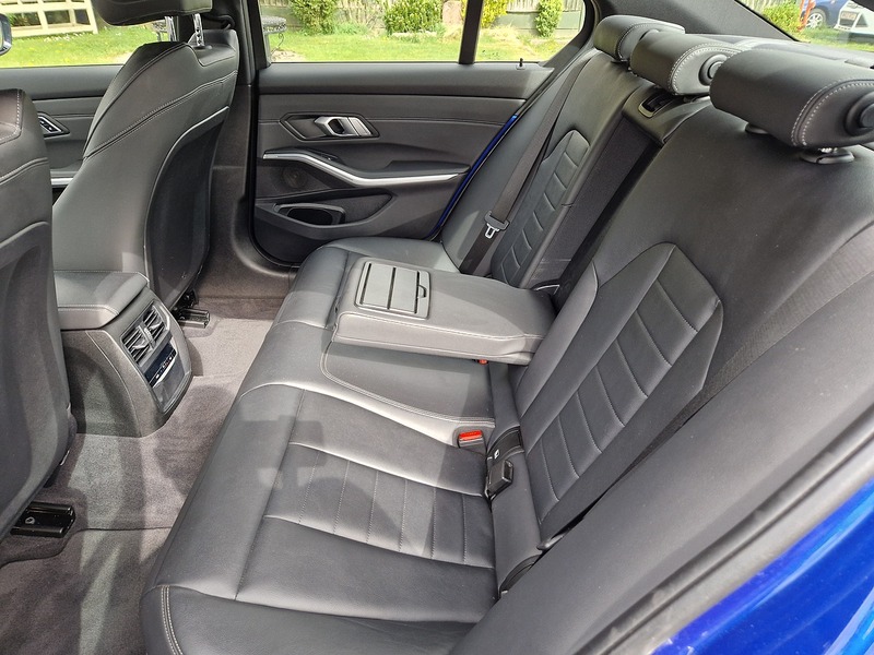 BMW 3 Series 330e M Sport - U11627