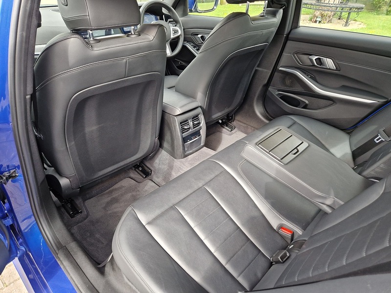 BMW 3 Series 330e M Sport - U11627