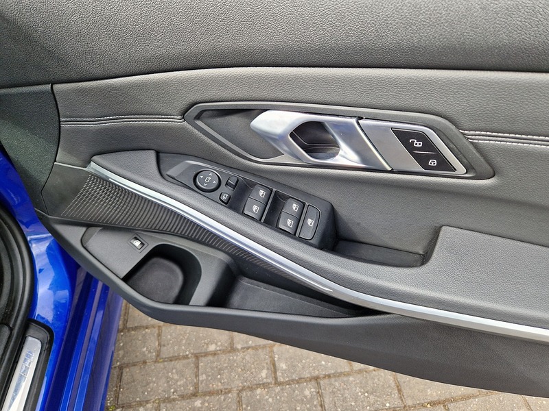 BMW 3 Series 330e M Sport - U11627