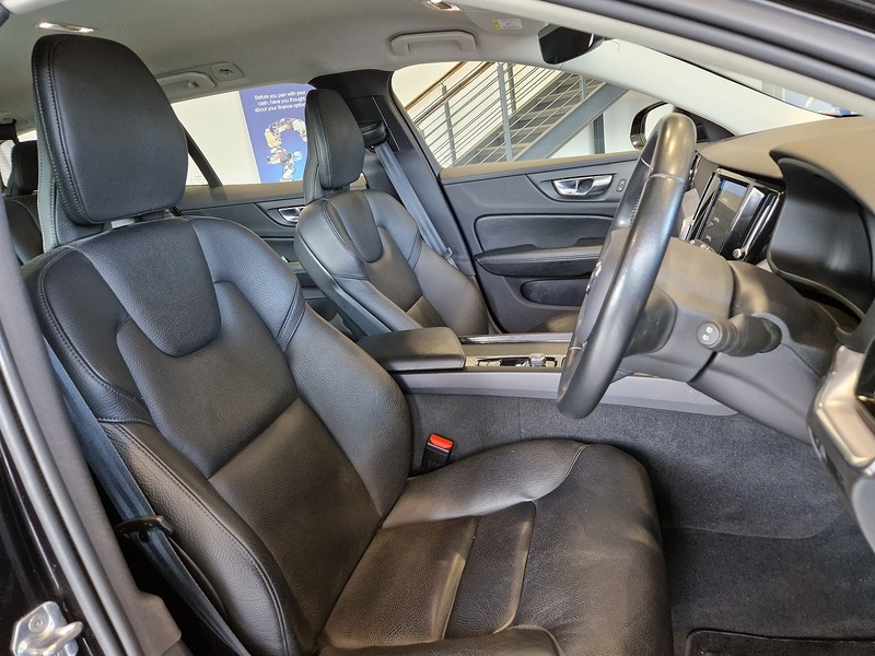 Volvo V60 D3 Momentum Plus - U11709