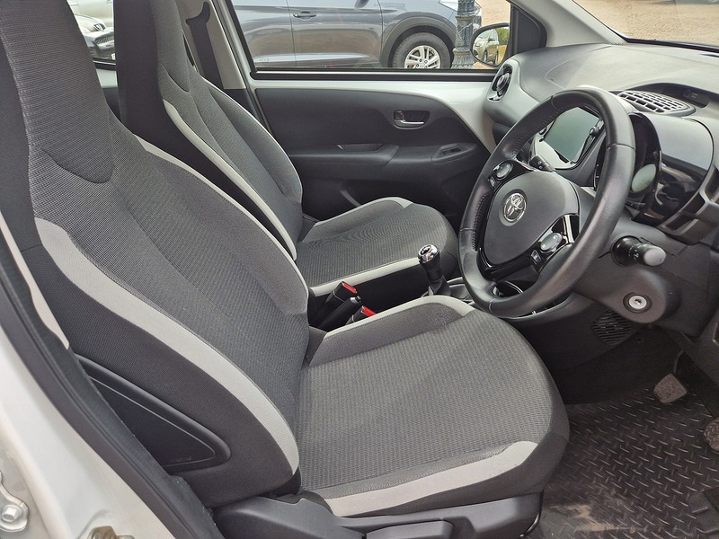 Toyota AYGO VVT-i x-play - U11759