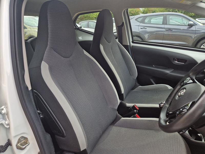 Toyota AYGO VVT-i x-play - U11759