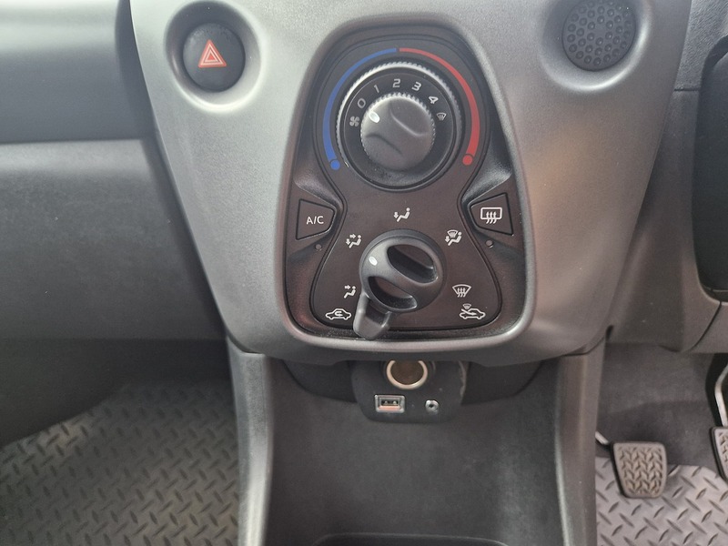 Toyota AYGO VVT-i x-play - U11759