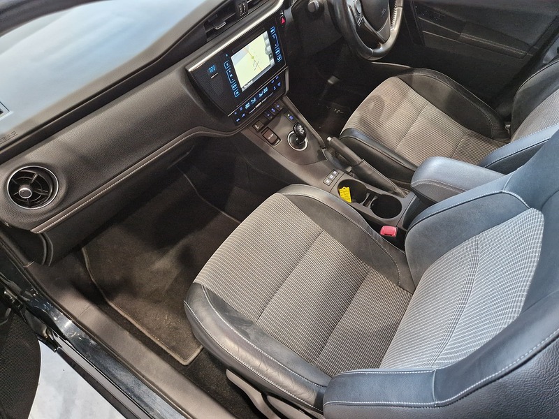 Toyota Auris VVT-h Excel - U12005