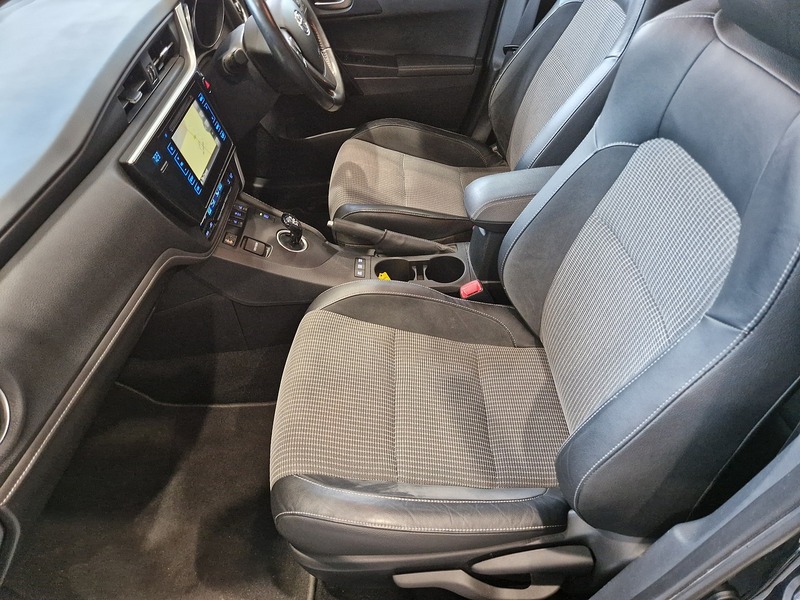 Toyota Auris VVT-h Excel - U12005