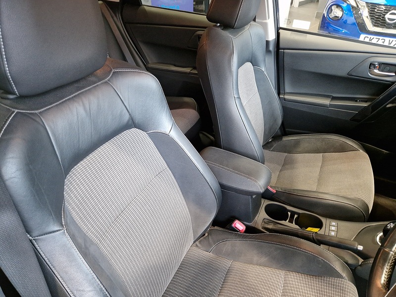 Toyota Auris VVT-h Excel - U12005