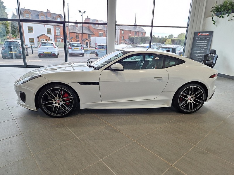 Jaguar F-Type V6 Chequered Flag - U12006