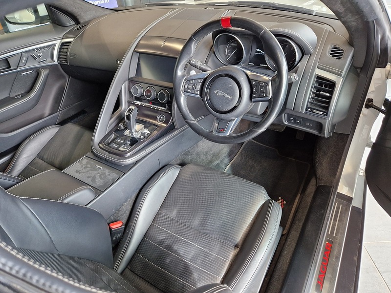 Jaguar F-Type V6 Chequered Flag - U12006