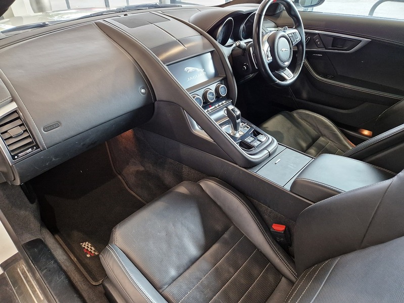 Jaguar F-Type V6 Chequered Flag - U12006