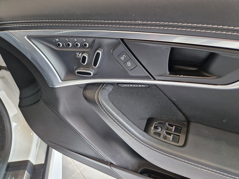 Jaguar F-Type V6 Chequered Flag - U12006