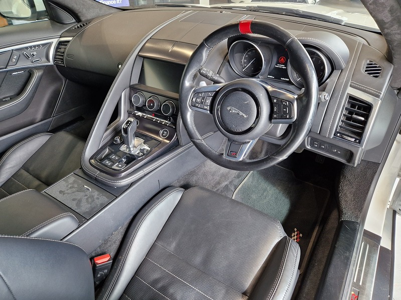 Jaguar F-Type V6 Chequered Flag - U12006