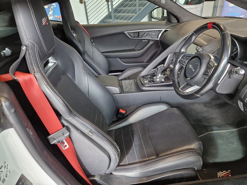 Jaguar F-Type V6 Chequered Flag - U12006