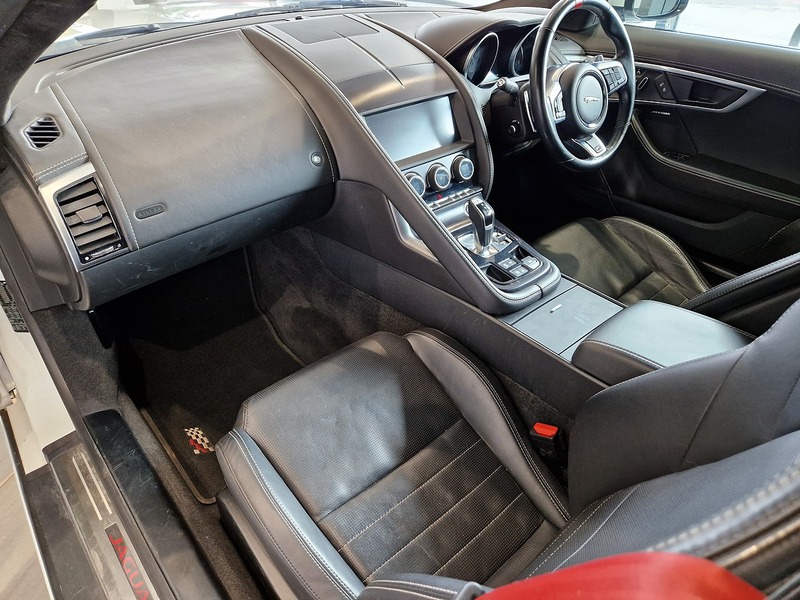 Jaguar F-Type V6 Chequered Flag - U12006